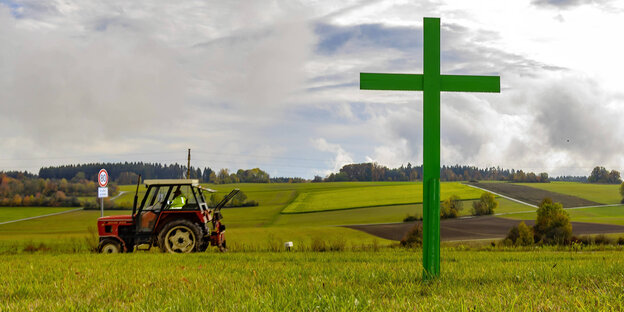 Ein Traktor und ein grünes Kreuz als Protestaktion