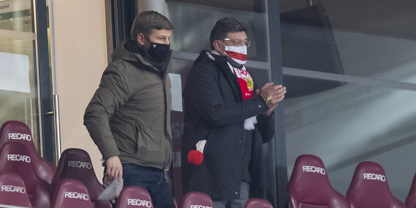 Hitzlsperger und Vogt stehen auf der leeren Tribüne nebeneinander und klatschen