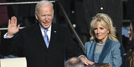 Joe Biden hebt die rechte Hand und legt die linke auf eine von seiner Frau gehaltenen Bibel