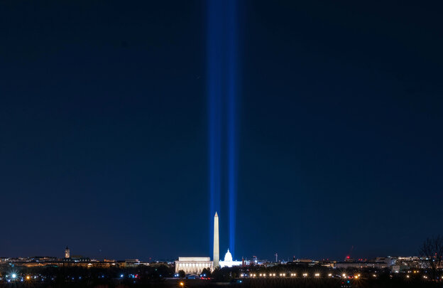 Scheinwerfer strahlen zwischen dem Lincoln Memorial, dem Washington Monument und dem Kapitol