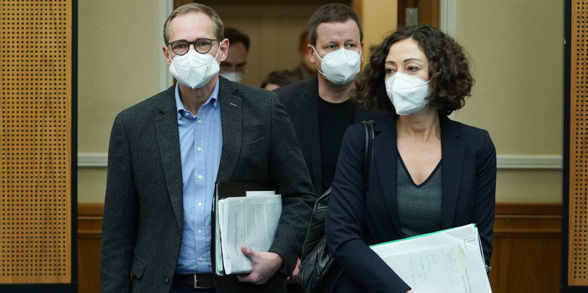 Das Foto zeigt den Regierenden Bürgermeister Michael Müller und seine Stellvertteter auf dem weg zur Pressekonferenz, anders als früher mit einer FFP2- statt einer Stoffmaske