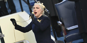 Lady Gaga singend