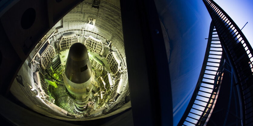 Eine unschädlich gemachte Rakete in einem Raketensilo in einem Museum.