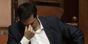 Alexis Tsipras fasst sich an den Kopf