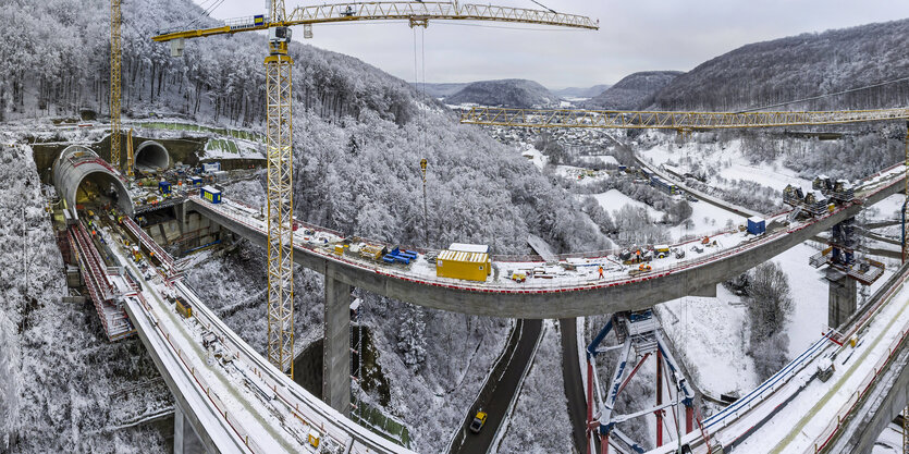 Bauarbeiten an einer ICE-Strecke über eine Brücke in verschneiter Landschaft