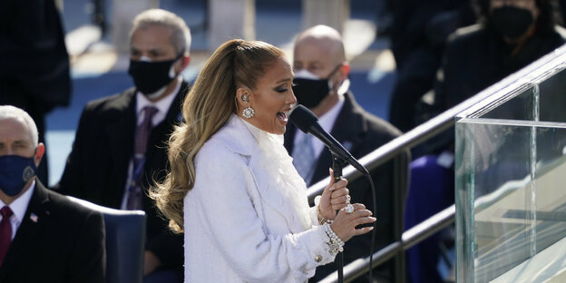 Jennifer Lopez singt voller Innbrunst