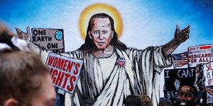 Ein Graffiti Zeigt Joe Biden in Gestalt von Jesus