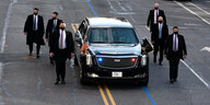 Sechs Beamte des Secret Service begleiten die Limousine des Präsidenten