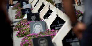 Gräber mit Bildern von gefallenden georgischen Soldaten