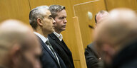 Stephan Ernst und sein Anwalt stehen im Gerichtssaal