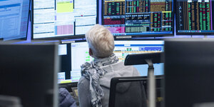 Eine Händlerin sitzt im Handelssaal der Frankfurter Börse vor ihren Monitoren