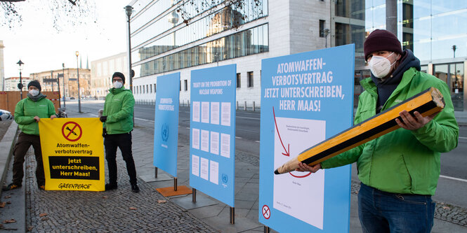 Aktivisten von Greenpeace vor dem Auswertigen Amt mit Plakaten mit der Aufschrift "Atomwaffenverbotsvertrag jetzt unterschreiben, Herr Maas!"