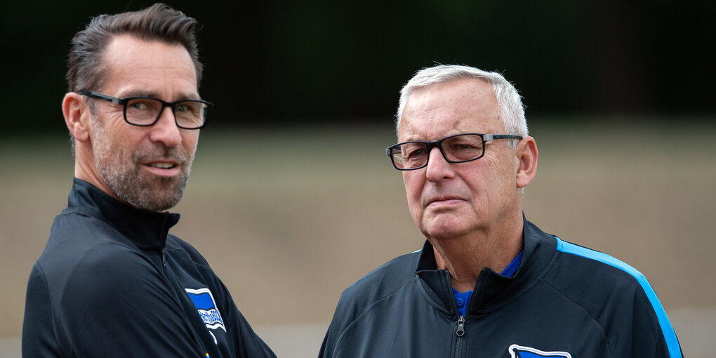 Manager Preetz und Präsident Gegenbauer in Trainingsjacken im Gespräch