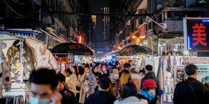 Menschenmenge am Abend in einer Einkaufstrasse in China