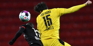 . Leverkusens Moussa Diaby (l) und Dortmunds Mats Hummels kämpfen um den Ball.
