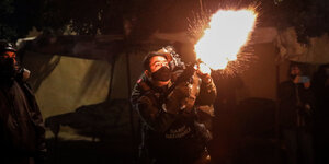 Ein Mitglied der nationalgarde feuert Tränengas ab