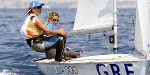 Zwei Seglerinnen bei den Olympischen Spielen auf ihrem Boot