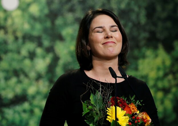 Annalena Baerbock lächelt vor einem Mikrofon Annalena Baerbock lächelt vor einem Mikrofon