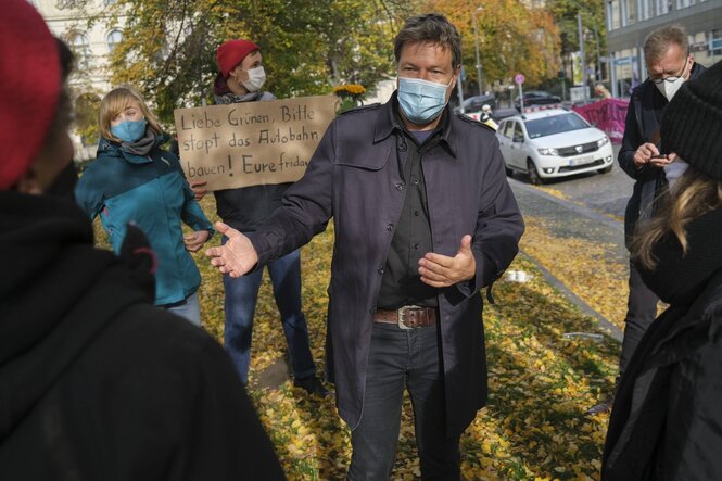 Robert Habeck mit Maske bei einem Protest vor der Grünenzentrale