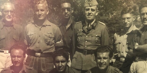 Der Vater von Bernando Fuster auf einem alten Foto mit anderen Nazis