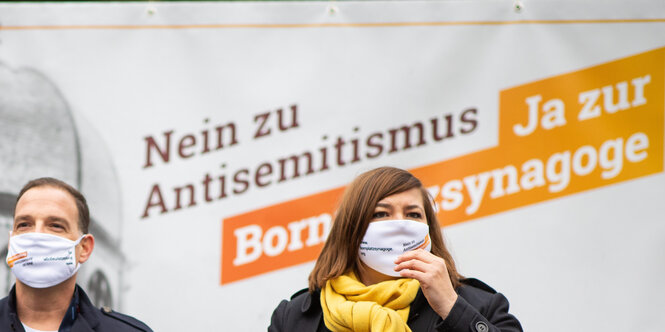 Daniel Scheffer, Initiator der Kampagne "Ja zur Bornplatzsynagoge" (.) und Hamburgs Wissenschaftsssenatorin Katharina Fegebank