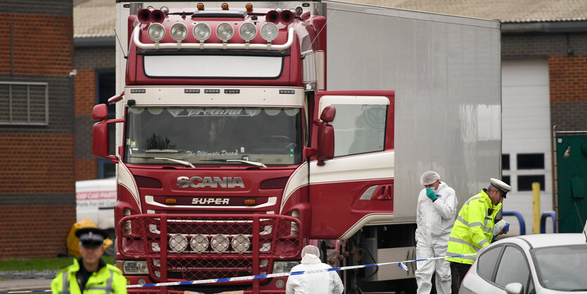 Polizisten und Mitarbeiter der Spurensicherung arbeiten an dem Lkw, in dem 39 Leichen gefunden wurden