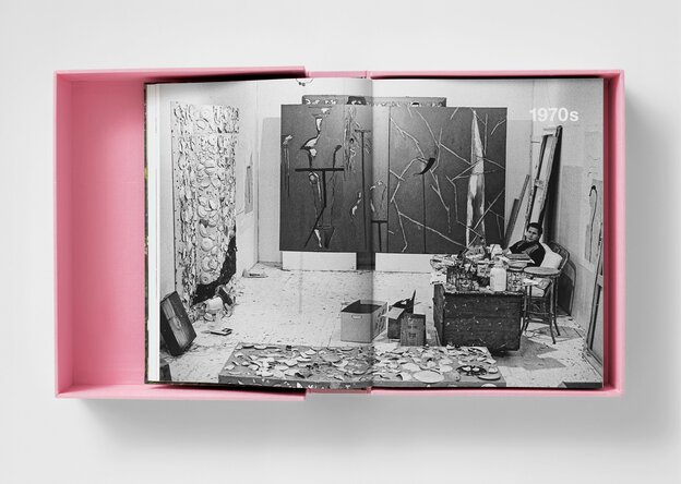 Schwarzweiß-Fotografie, Julian schnabel sitzt auf dem Sofa und an den Wänden hängen Gemälde darunter ein Scherbenbild Schwarzweiß-Fotografie, Julian schnabel sitzt auf dem Sofa und an den Wänden hängen Gemälde darunter ein Scherbenbild