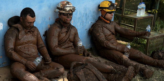 Ein Rettungs­team nach einem Einsatz in Brumadinho nach dem Dammbruch im Januar 2019