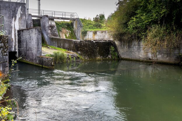 Sperrwerk an einem Fluss Sperrwerk an einem Fluss