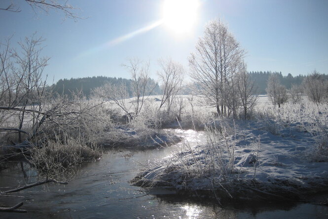 Fluss in Winterlandschaft