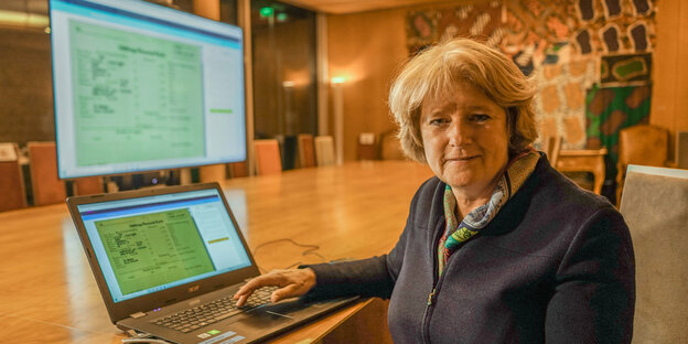 Kulturstaatssekretärin Monika Grütters (CDU) trägt Namen von NS-Opfern in die Arolsen-Datenbank ein