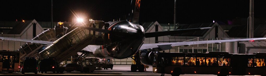 Ab ins Flugzeug und tschüss: In den Abendstunden werden Menschen, die abgeschoben werden sollen, am Münchner Flughafen in ein Flugzeug geführt