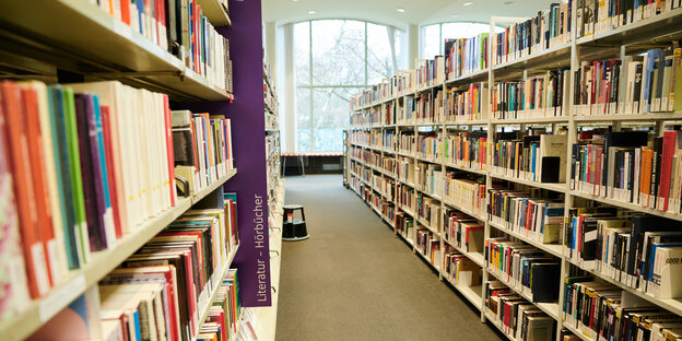 Bücherregale voller Bücher in einer Berliner Bibliothek