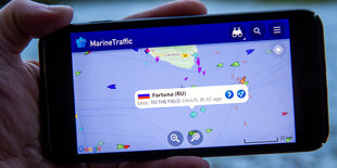 Auf einem Smartphone-Monitor ist die App «MarineTraffic» zu sehen, die die Position des russischen Verlegeschiffs Fortuna vor der Ostseeinsel Bornholm (Dänemark) anzeigt