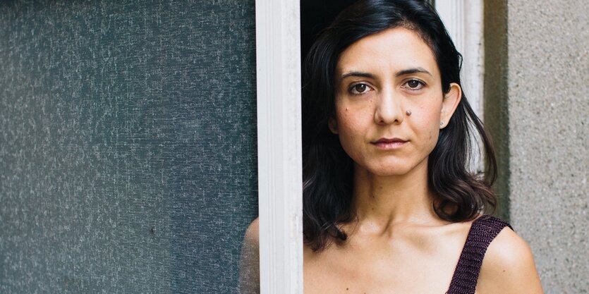 Ottessa Moshfegh steht an einem geöffneten Fenster