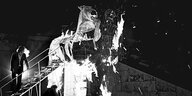 Ein brennendes Papierpferd in Klaus Michael Grübers Inszenierung "Winterreise im Olympiastadion" (1977)
