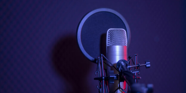 Ein Radiomikrofon vor violettem Hintergrund.