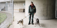 Tierpfleger Daniel Prinich im Tierheim Berlin mit zwei Hunden an der Leine