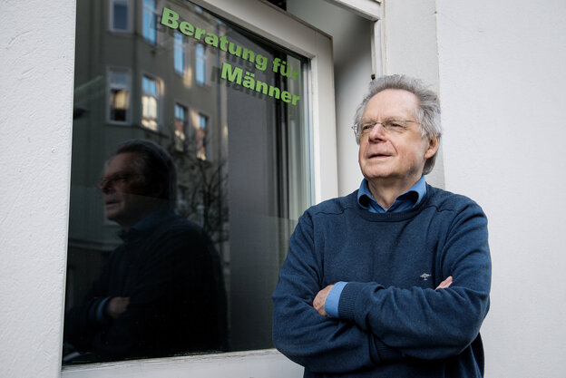 Der Psychologe Gerhard Hafner am Eingang zur Beratungsstelle in Berlin Mitte