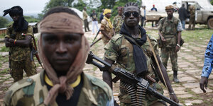 Bewaffnete Seleka-Rebellen in Uniformen