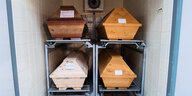 Särge von Verstorbenen, die mit oder an dem Corona-Virus gestorben sind, stehen im Krematorium