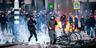 Regierungskritische Demonstranten geraten bei einer Kundgebung am Museumsplatz in Amsterdam mit Polizisten aneinerander - wütende Demonstranten - Politisten mit Schlagstöcken auf Pferden