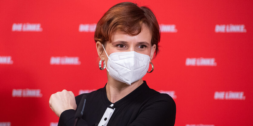 Eine Frau mit Maske. Es ist die Linke-Chefin Katja Kipping