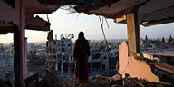 ein Mensch steht in den Ruinen von Gaza-Stadt