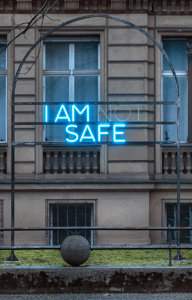 Die Interaktive Lichtskulptur von Ariel Reichman bildet die Sätze "I AM SAFE" und "I AM NOT SAFE"