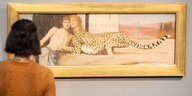 Frau von hinten vor Gemälde des belgischen Symbolisten Fernand Khnopff