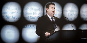 Bundesarbeitsminister Hubertus Heil (SPD) gibt in seinem Ministerium eine Pressekonferenz