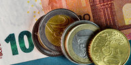17,50 Euro liegen in bar - ein 10 Euro-Schein und Münzen