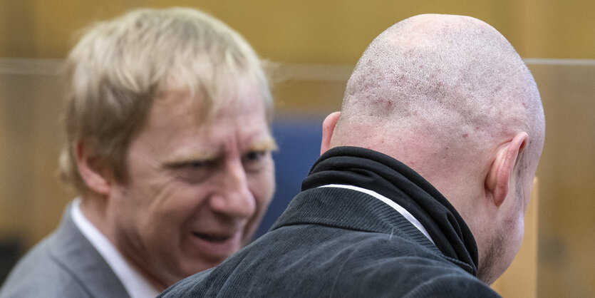 Björn Clemens (l), Verteidiger des Mitangeklagten Markus H., spricht zu Beginn der weiteren Verhandlung im Prozess im Fall des Mordes am ehemaligen Regierungspräsidenten W. Lübcke im Gerichtssaal des Oberlandesgerichts mit seinem Mandanten.