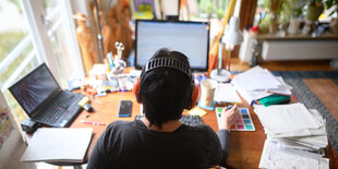 Eine Frau mit Kopfhörern im Homeoffice